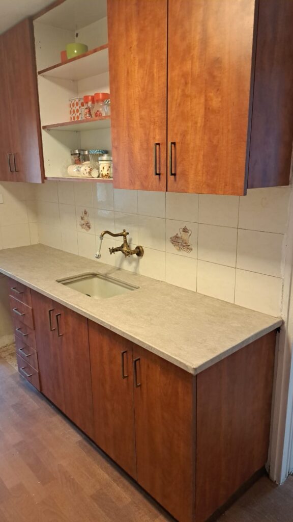 שיש כהה הפך לבהיר – וכל המטבח קיבל אור. ST560 בהתקנה עצמית