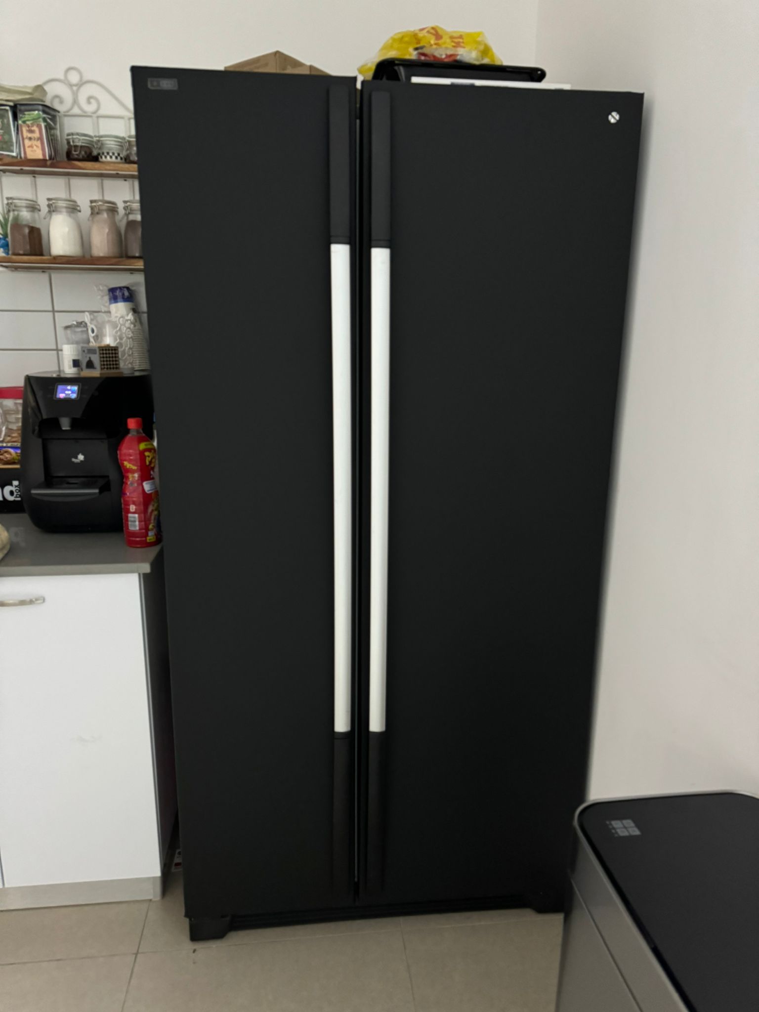 מקרר דו דלתי בטפט שחור מט בהתקנה עצמית