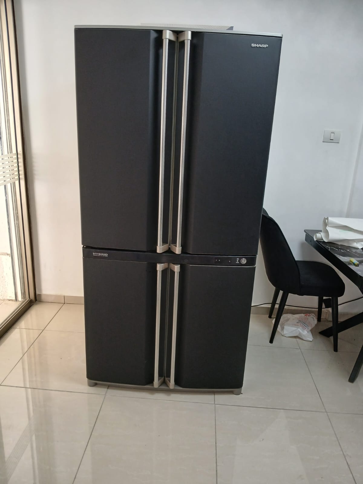 מקרר בטפט שחור מט אחרי התקנה עצמית