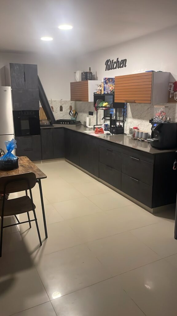בבית חשבו שהוא החליף מטבח – הוא רק הדביק: ארונות מטבח בטפט דמוי צפחה שחורה בקריית גת